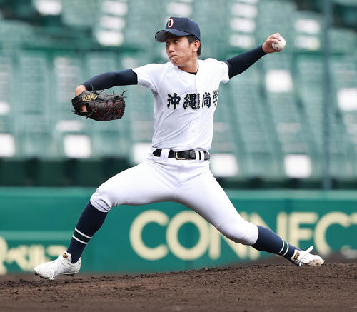 沖縄尚学対盛岡大付 力投する沖縄尚学先発の当山(撮影・野上伸悟)