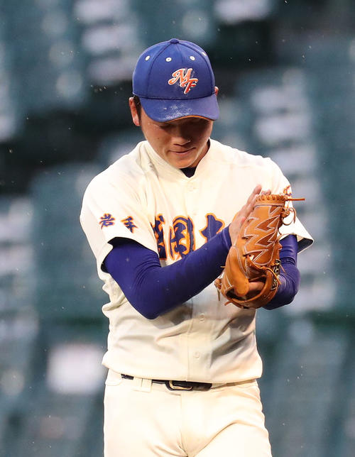 沖縄尚学対盛岡大付 9回表沖縄尚学無死、代打比嘉丈人を空振り三振にしてグラブをポンとたたく渡辺(撮影・白石智彦)