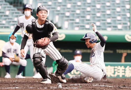 明徳義塾対ノースアジア大明桜 3回表明徳義塾2死一、二塁、森松の一塁への打球でノースアジア大明桜・風間がベースカバーに入るも内野安打となり、さらに三塁をまわっていた二走岩城が生還する(撮影・清水貴仁)