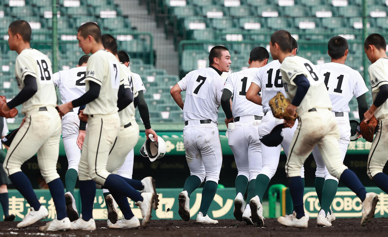 専大松戸対長崎商　2－6で敗退も笑顔で引き揚げる専大松戸・吉岡（中央）（撮影・野上伸悟）