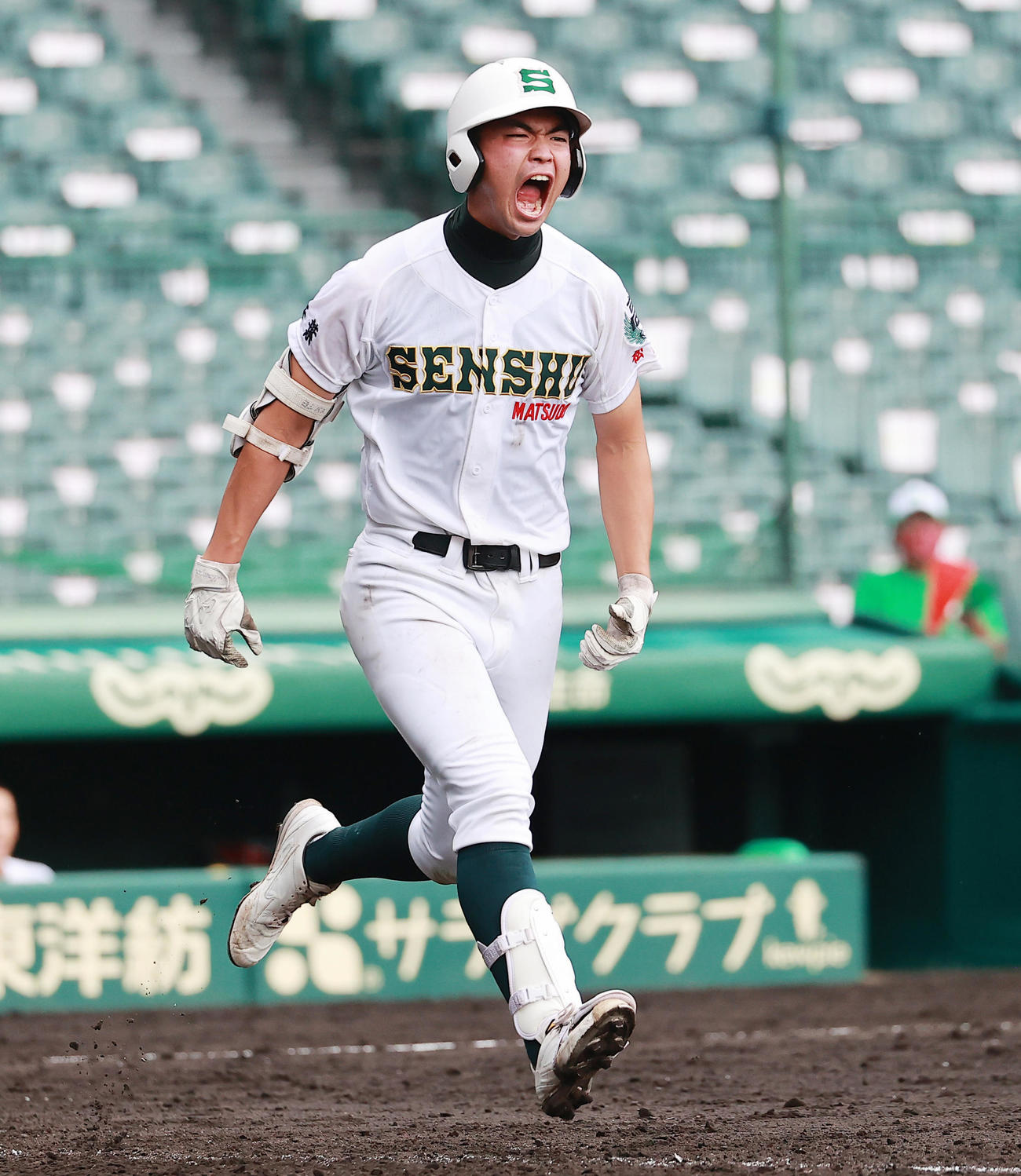 専大松戸対長崎商　9回表専大松戸無死一塁、四球を選びほえる吉岡（撮影・野上伸悟）