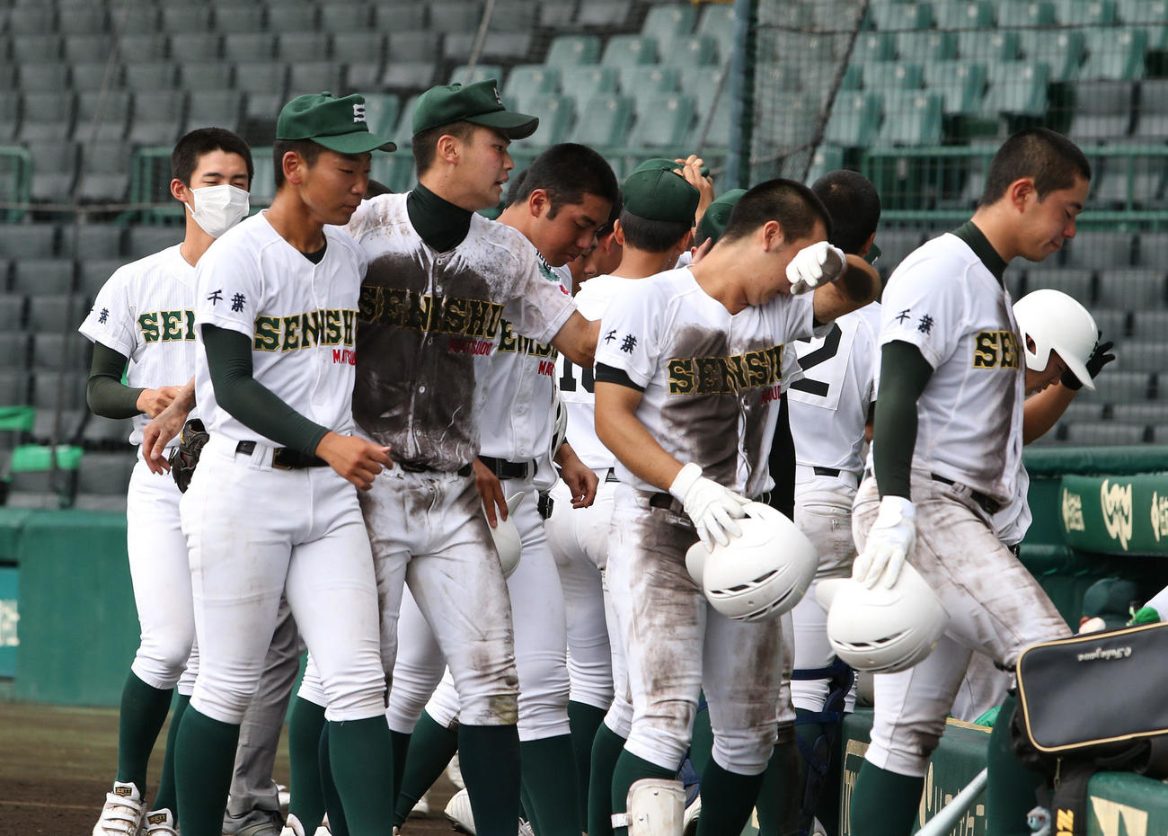 長崎商業対専大松戸　長崎商に敗れて肩を落とす専大松戸ナイン（撮影・白石智彦）