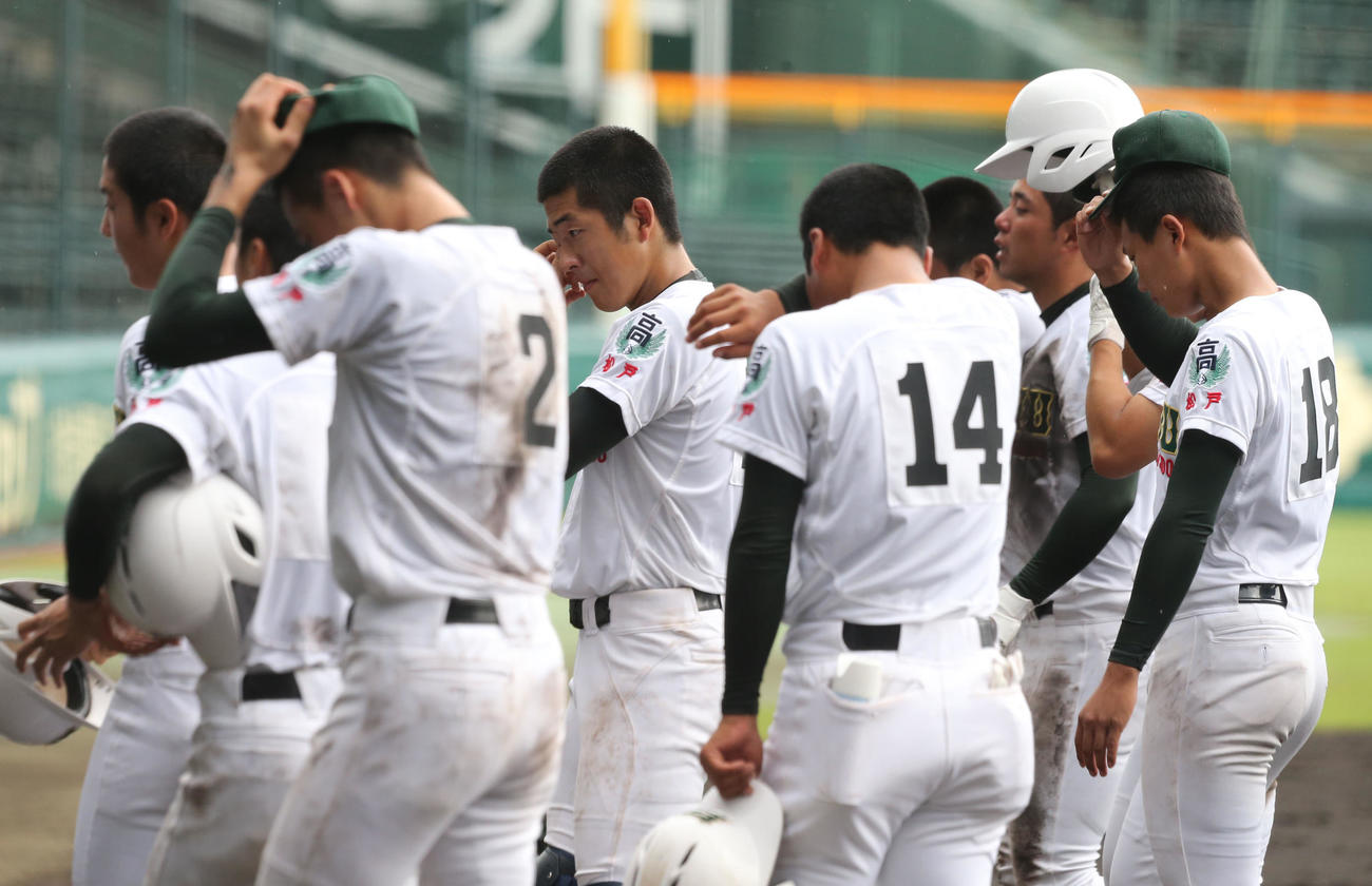 専大松戸対長崎商　長崎商に惜しくも敗れ涙する専大松戸ナイン（撮影・屋方直哉）