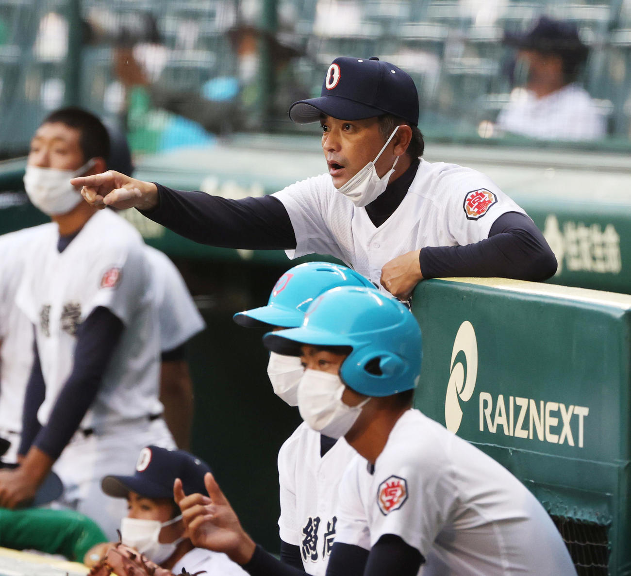 沖縄尚学対盛岡大付　8回裏盛岡大付2死一塁、投手交代から指示を出す沖縄尚学・比嘉監督（撮影・清水貴仁）