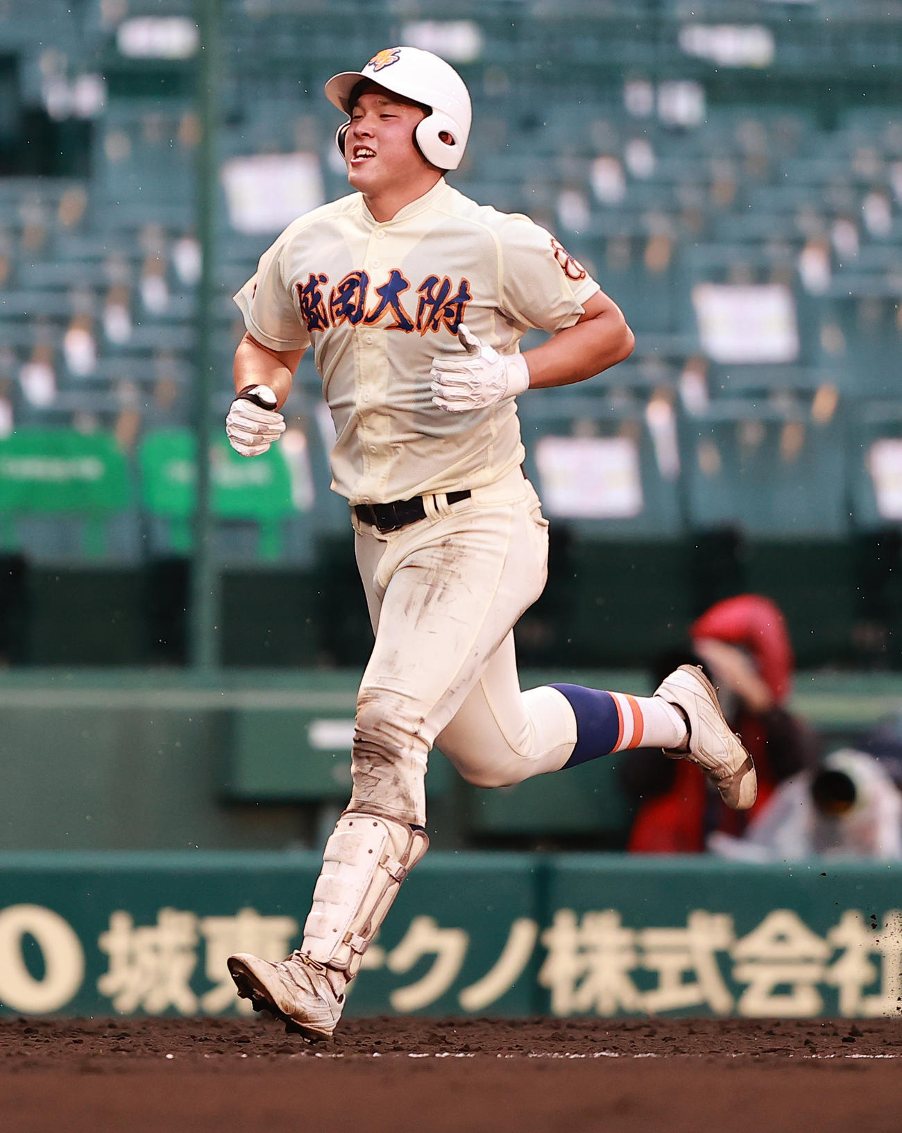 沖縄尚学対盛岡大付　8回裏盛岡大付1死、左越え本塁打を放ち本塁に向かう小針（撮影・野上伸悟）