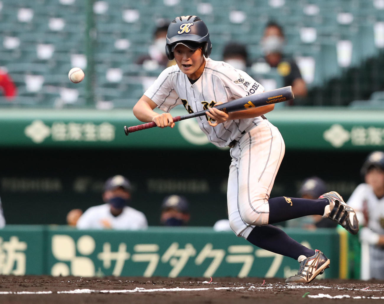 高知中央対神戸弘陵　2回裏神戸弘陵1死一、三塁、先制のスクイズを決める安藤（撮影・白石智彦）