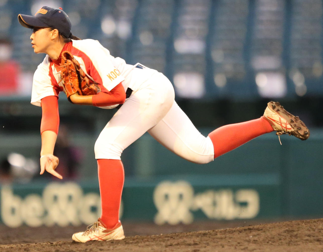 高知中央対神戸弘陵　2番手で登板した松本里乃（撮影・屋方直哉）