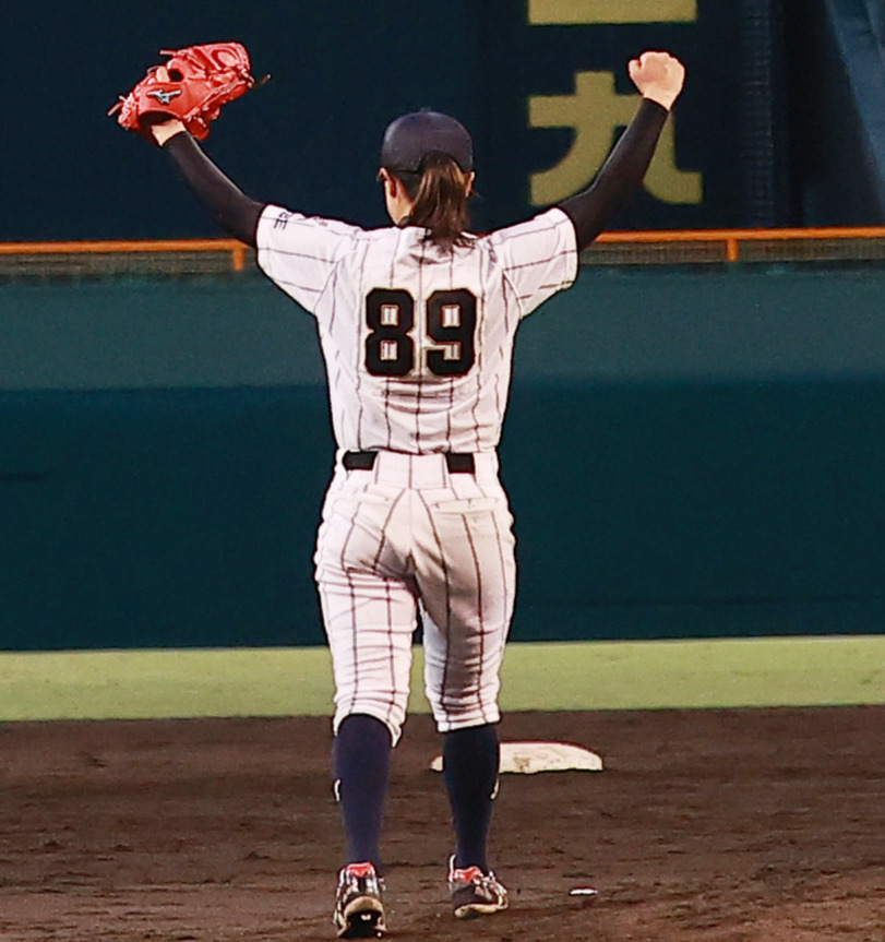 高知中央対神戸弘陵　優勝しバックスクリーンを向き万歳する神戸弘陵の背番号89の島野（撮影・野上伸悟）