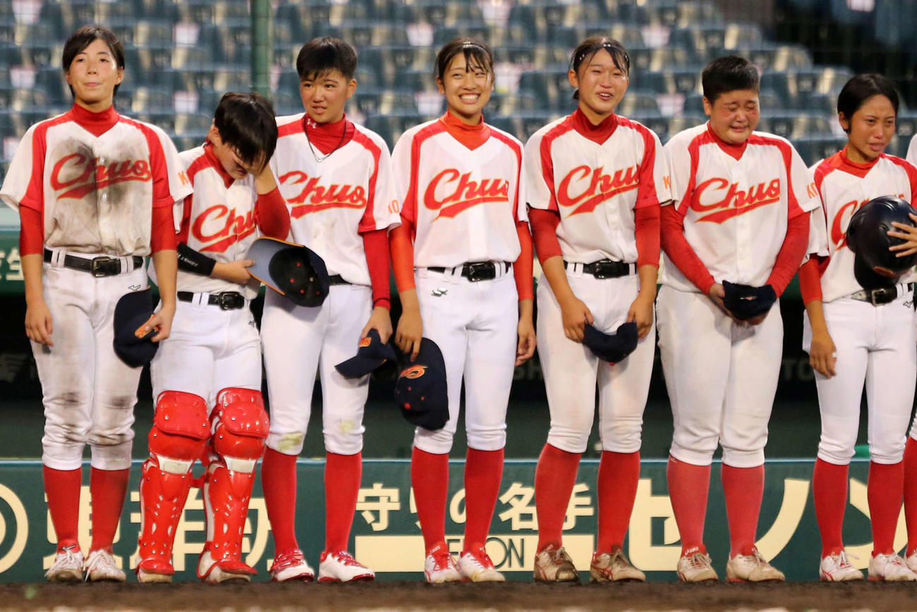 高知中央対神戸弘陵　神戸弘陵に惜しくも敗れ涙する高知中央ナイン（撮影・屋方直哉）