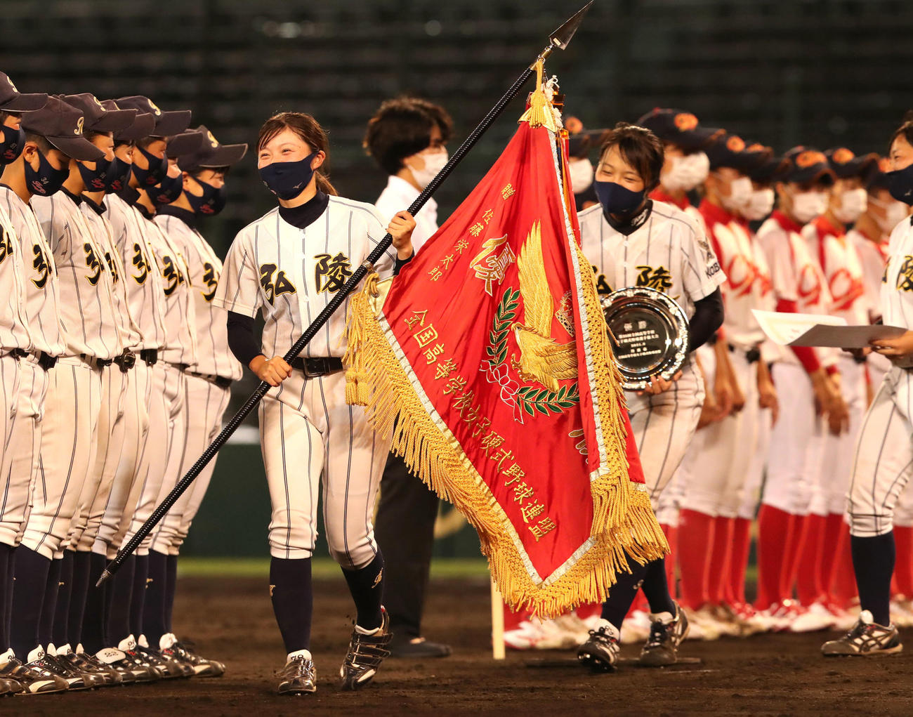 高知中央対神戸弘陵　優勝旗を持ち列に戻る小林（撮影・白石智彦）