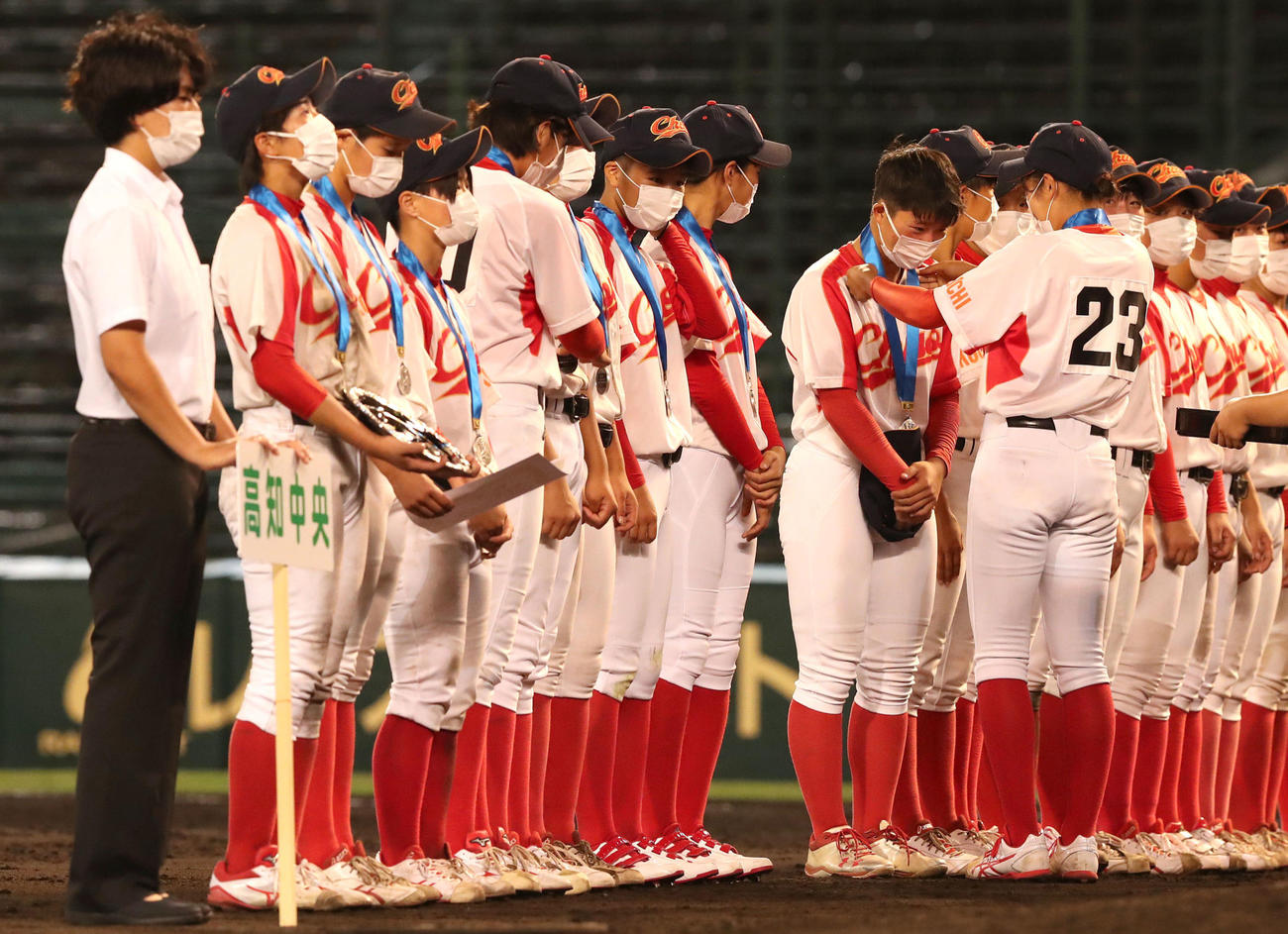 高知中央対神戸弘陵　メダルをかけ合う高知中央ナイン（撮影・白石智彦）