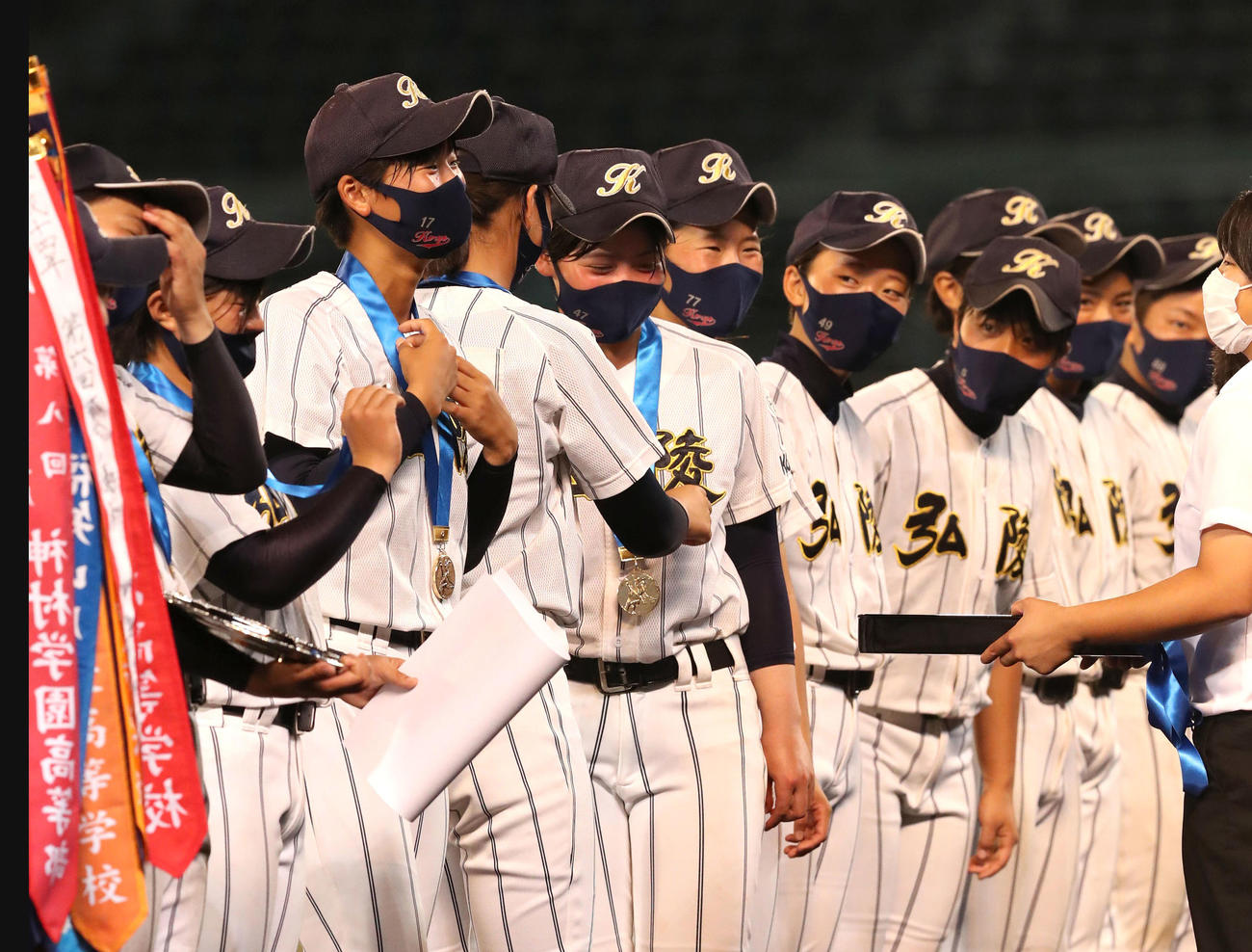 高知中央対神戸弘陵　メダルをかけ合う神戸弘陵ナイン（撮影・白石智彦）