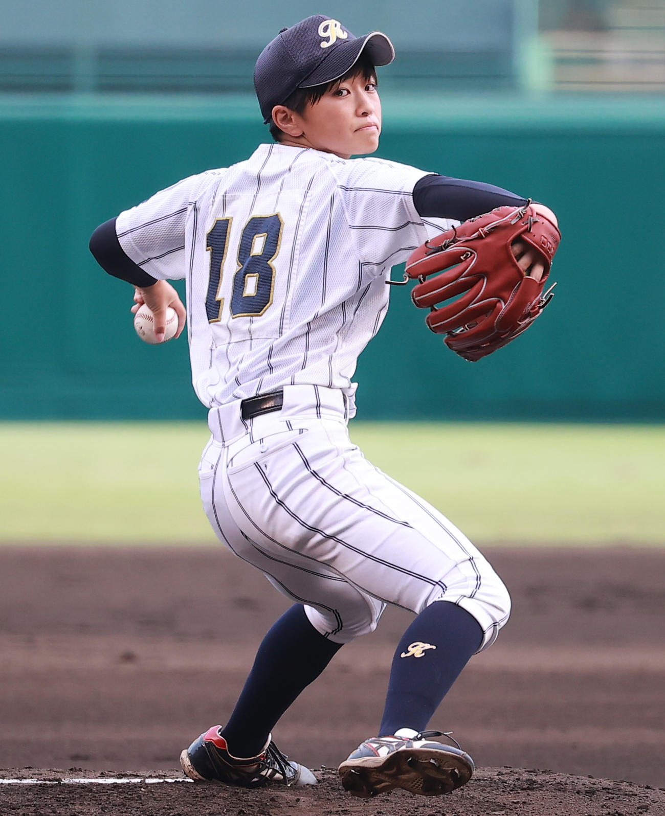 高知中央対神戸弘陵　力投する神戸弘陵先発の日高（撮影・野上伸悟）