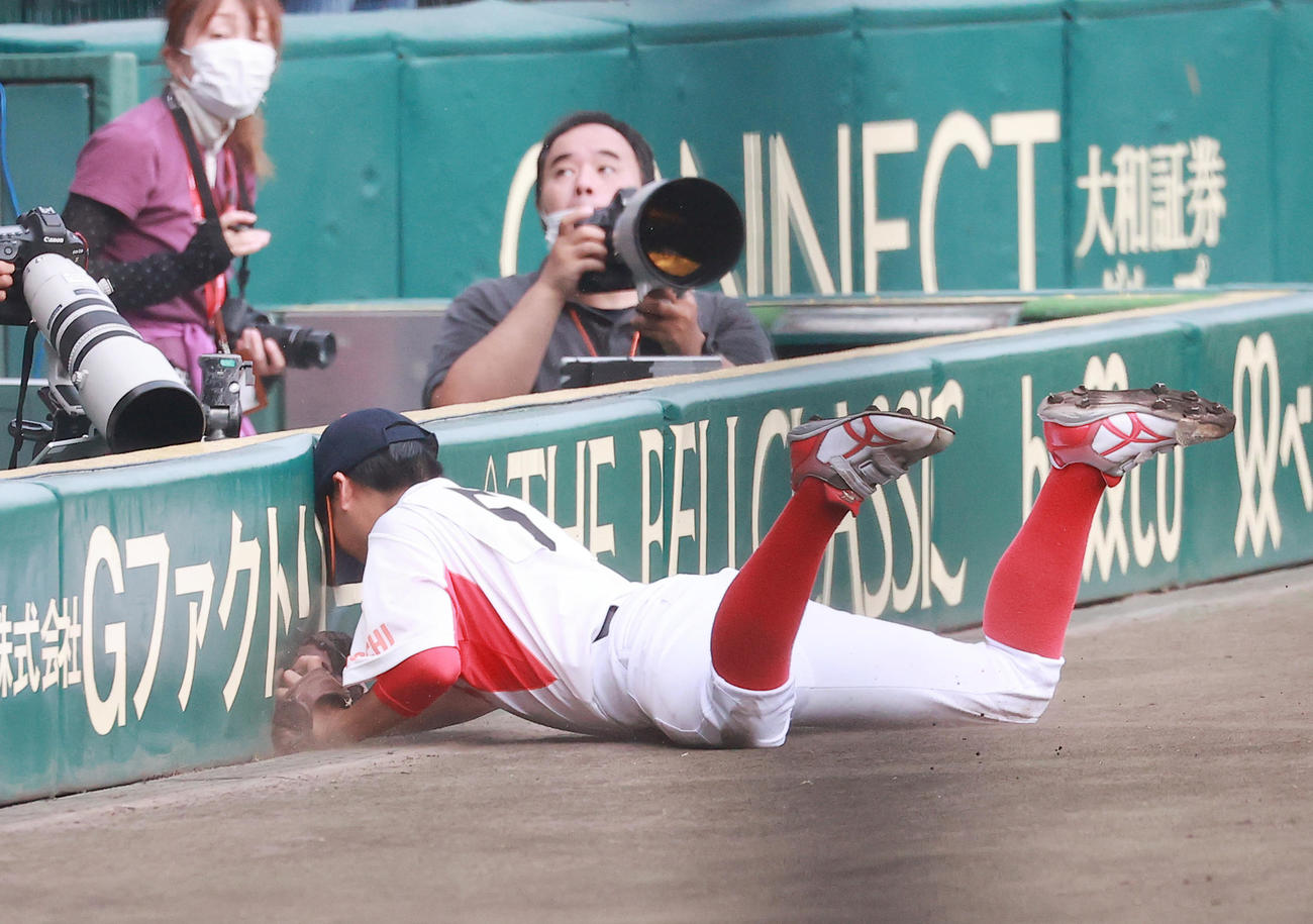 高知中央対神戸弘陵　1回裏神戸弘陵2死、島野の三邪飛に飛び込みフェンスに頭をぶつける細川（撮影・野上伸悟）