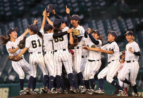 高知中央対神戸弘陵　優勝を決めてマウンドに集まり喜びを爆発される神戸弘陵ナイン（撮影・白石智彦）