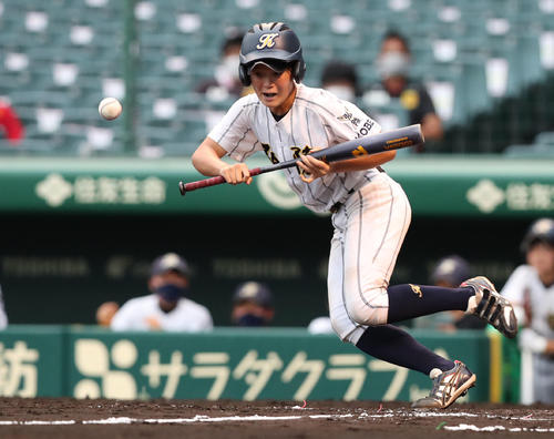 高知中央対神戸弘陵　2回裏神戸弘陵1死一、三塁、先制のスクイズを決める安藤（撮影・白石智彦）