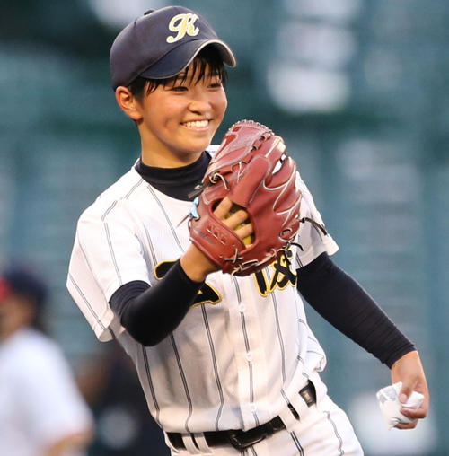 高知中央対神戸弘陵　4回表を投げ終わり笑顔を見せる日高（撮影・屋方直哉）