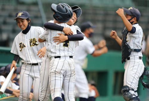 高知中央対神戸弘陵　2回裏神戸弘陵2死二、三塁、信貴は2点適時打を放ち喜ぶ神戸弘陵ナイン（撮影・屋方直哉）