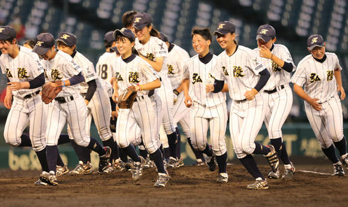高知中央対神戸弘陵　高知中央に勝利し優勝を決め、笑顔を見せる神戸弘陵ナイン（撮影・屋方直哉）
