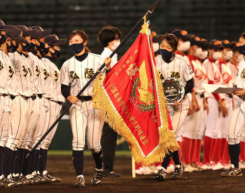 高知中央対神戸弘陵　優勝旗を持ち列に戻る小林（撮影・白石智彦）