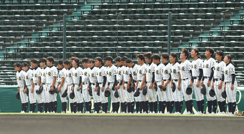 高知中央対神戸弘陵　グラウンドに向かい整列する神戸弘陵ナイン（撮影・白石智彦）