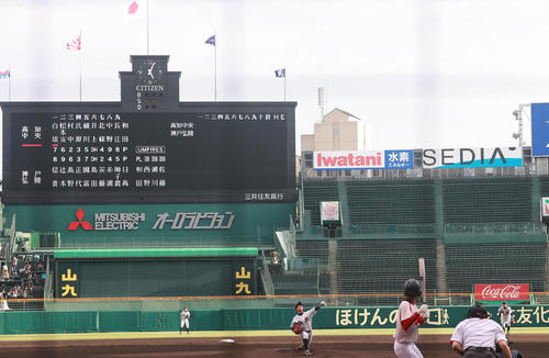 高知中央対神戸弘陵　1回表高知中央無死、プレーボールの初球を投げ込む神戸弘陵先発の日高（撮影・野上伸悟）