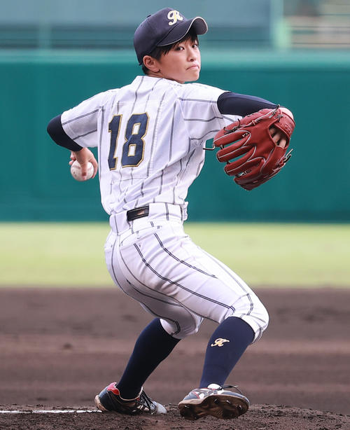 高知中央対神戸弘陵　力投する神戸弘陵先発の日高（撮影・野上伸悟）