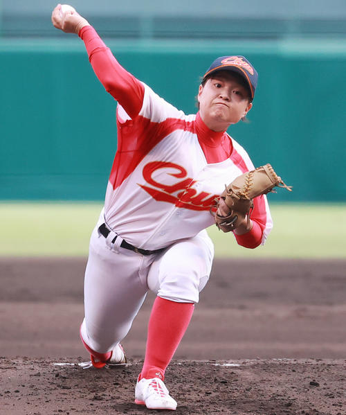 高知中央対神戸弘陵　力投する高知中央先発の和田（撮影・野上伸悟）