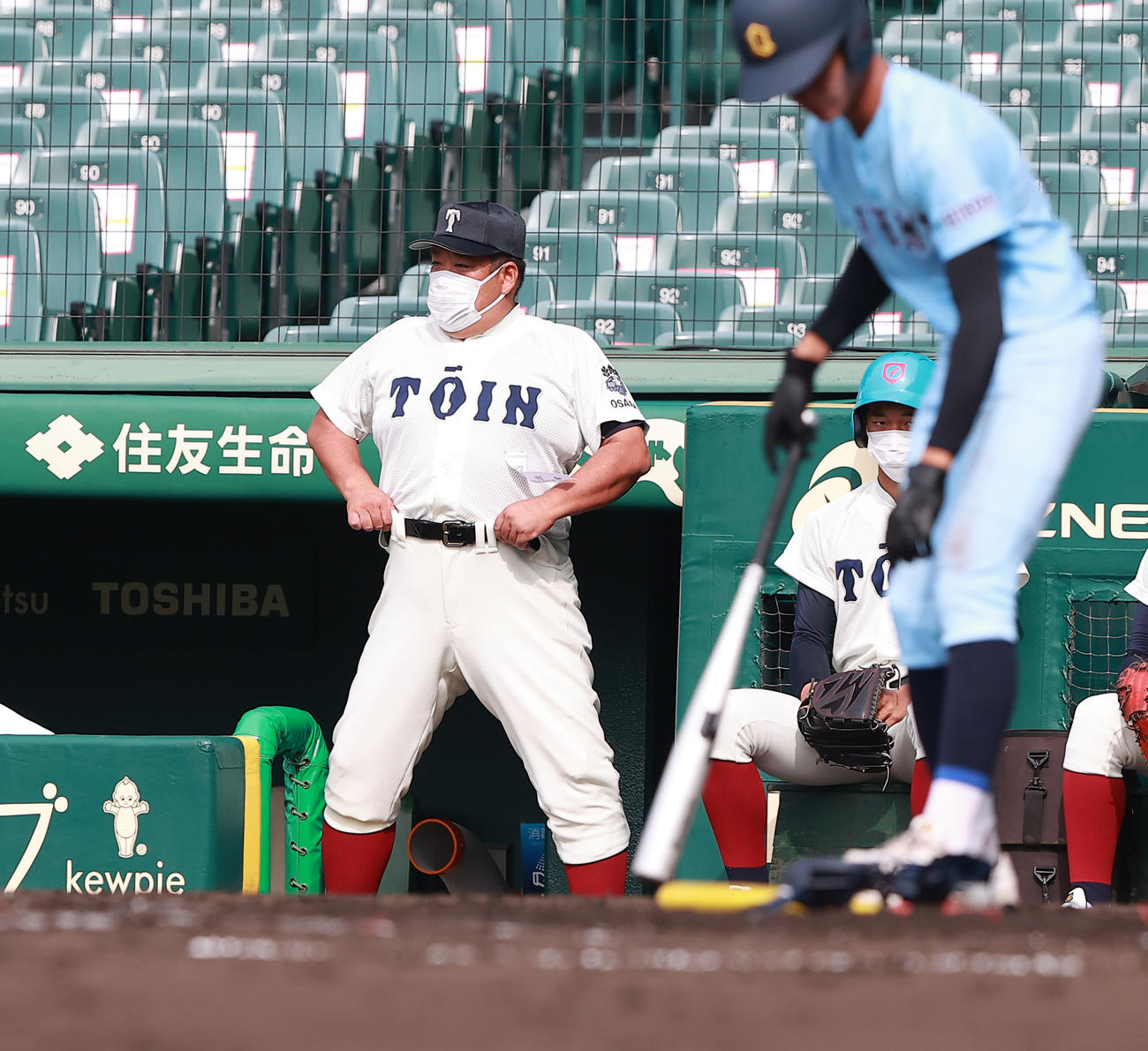 大阪桐蔭対近江　3回裏近江1死一、三塁、西山にスクイズを決められた後、ユニホームのパンツを上げる大阪桐蔭・西谷監督（撮影・野上伸悟）