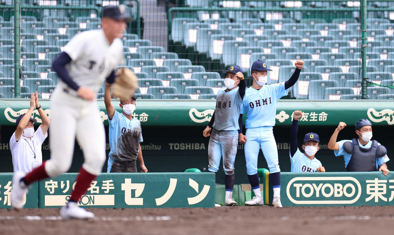 大阪桐蔭対近江　8回裏近江2死満塁、右へ2点適時二塁打を放った山口にわく近江ナイン（撮影・清水貴仁）