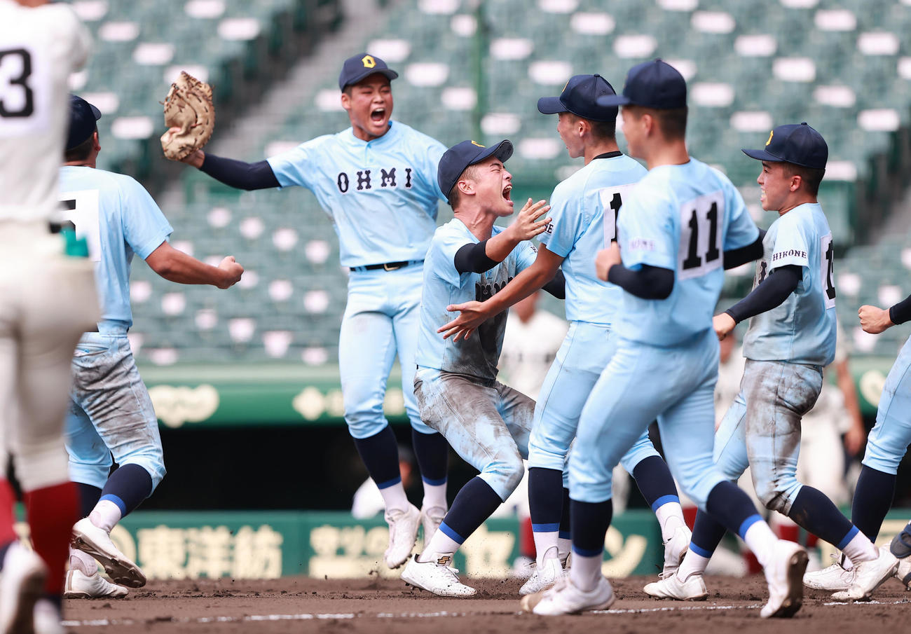大阪桐蔭対近江　6－4で勝利し喜びあう近江の選手たち（撮影・野上伸悟）