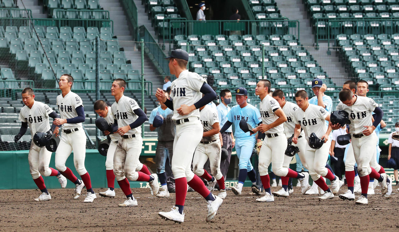 大阪桐蔭対近江　2回戦敗退となり両校あいさつを終える大阪桐蔭ナイン（撮影・清水貴仁）