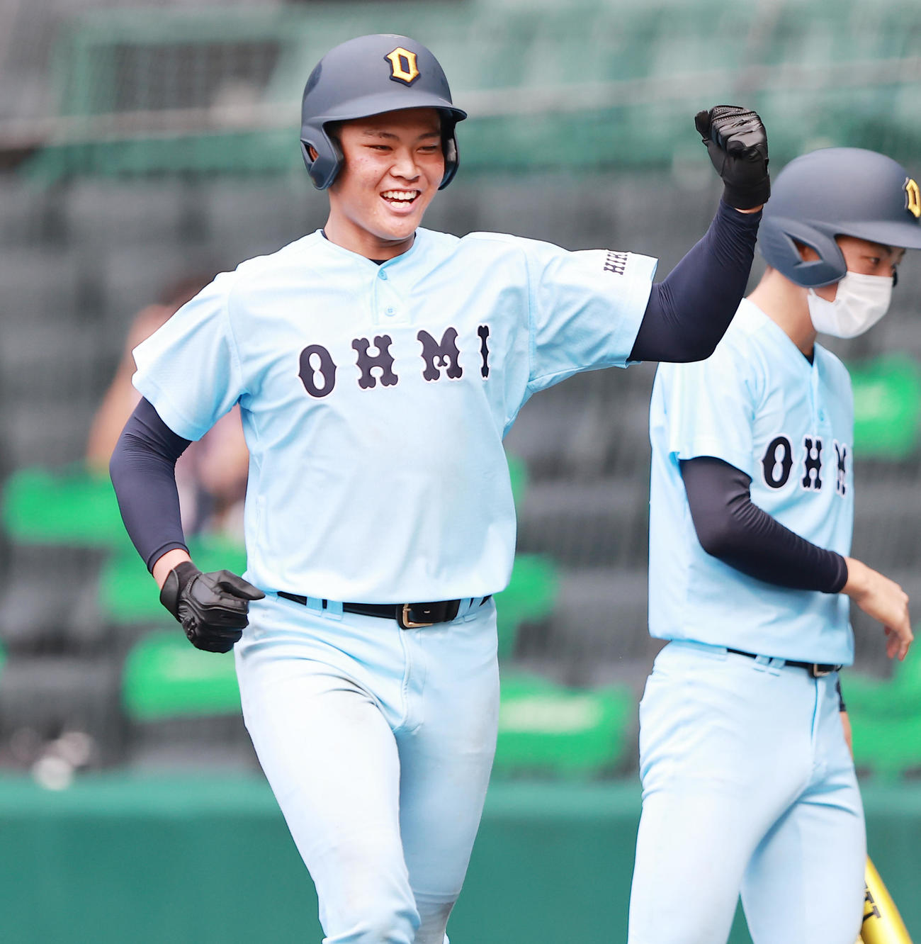 大阪桐蔭対近江　4回裏近江1死、右越え本塁打を放ちガッツポーズで喜ぶ新野（撮影・野上伸悟）