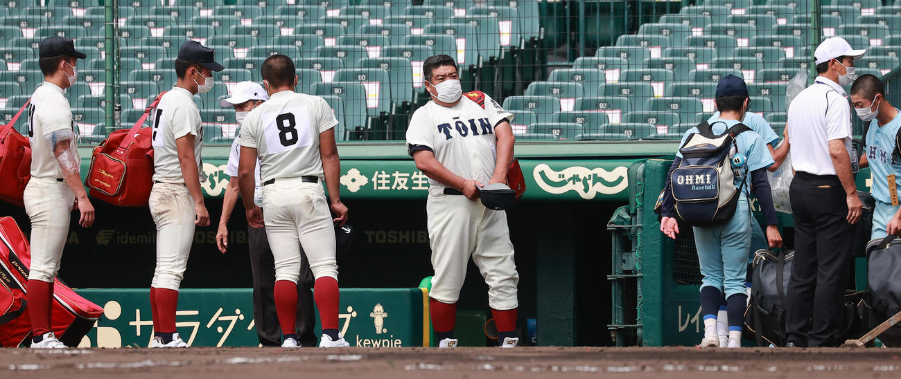 大阪桐蔭対近江　4－6で敗れグラウンドを後にする大阪桐蔭・西谷監督（撮影・野上伸悟）