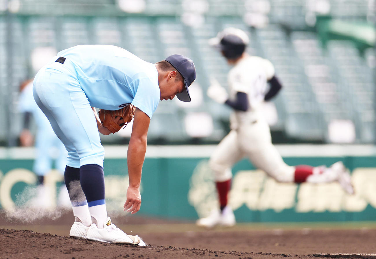 大阪桐蔭対近江　2回表大阪桐蔭無死、松尾に中越え本塁打を浴びる近江・山田（撮影・清水貴仁）