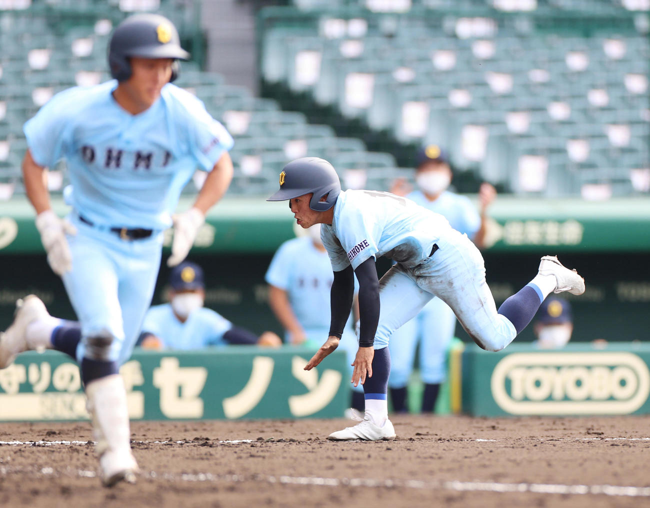 大阪桐蔭対近江　3回裏近江1死一、三塁、西山が投前にスクイズを決め、三走明石が生還する（撮影・清水貴仁）