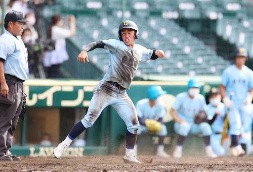 大阪桐蔭対近江　5回裏近江1死満塁、山田の左犠飛でタッチアップし三走明石が生還する（撮影・清水貴仁）