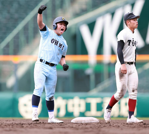 大阪桐蔭対近江　8回裏近江2死満塁、右2点滴時二塁打を放ちガッツポーズで喜ぶ山口（撮影・野上伸悟）