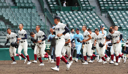 大阪桐蔭対近江　2回戦敗退となり両校あいさつを終える大阪桐蔭ナイン（撮影・清水貴仁）