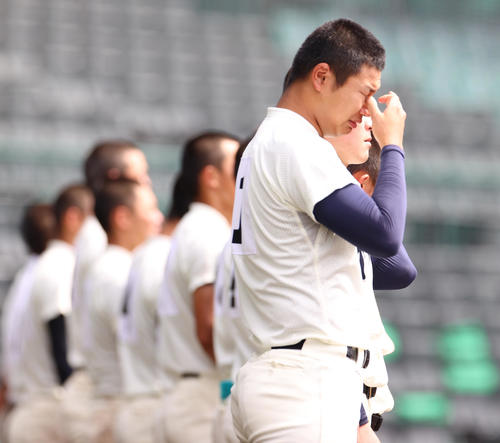大阪桐蔭対近江　この試合で登板のないまま敗退となり涙をみせる大阪桐蔭・松浦（撮影・清水貴仁）