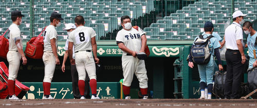 大阪桐蔭対近江　4－6で敗れグラウンドを後にする大阪桐蔭・西谷監督（撮影・野上伸悟）