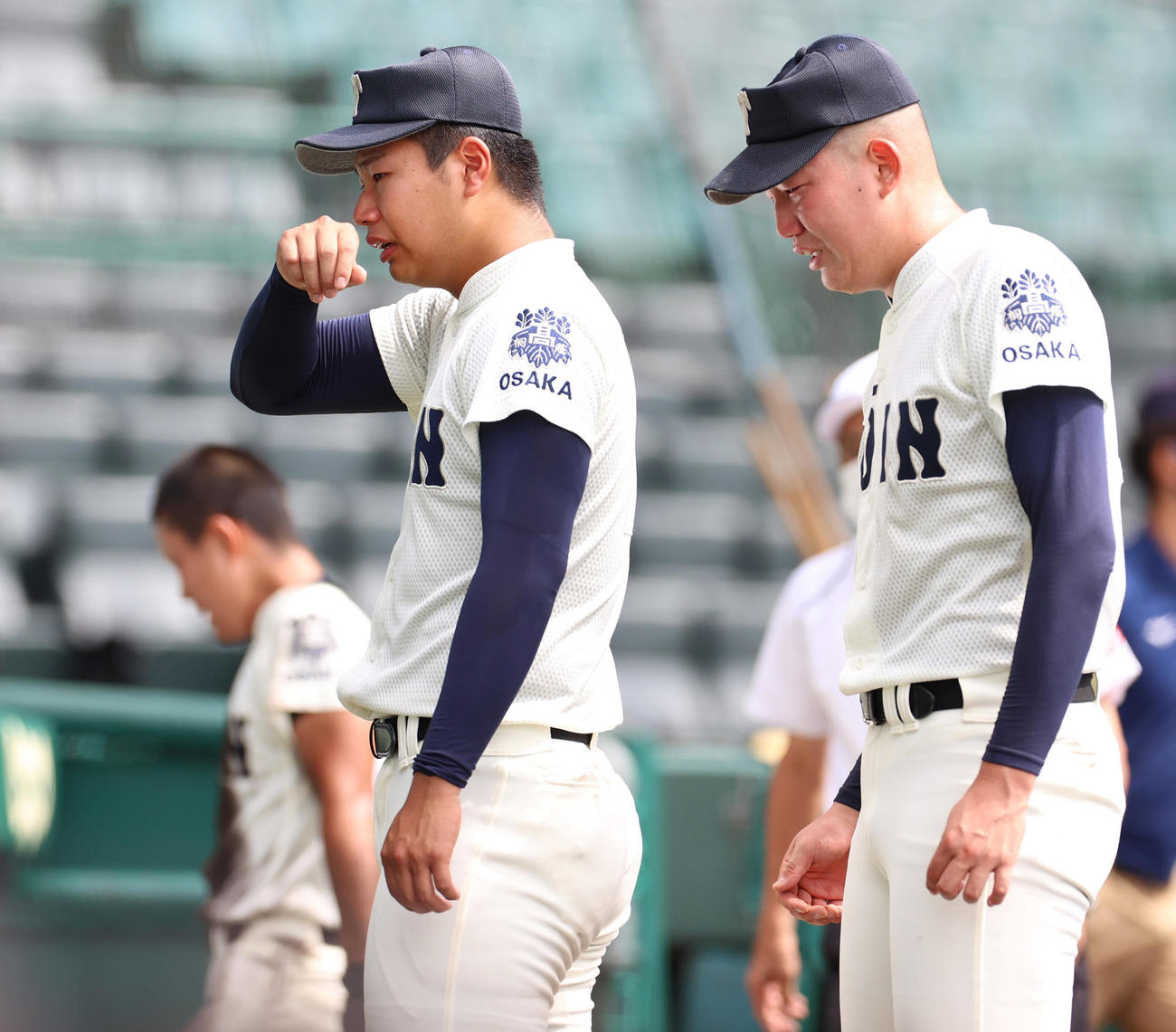 大阪桐蔭対近江　この試合で登板のないまま敗退となり涙をみせる大阪桐蔭・松浦（左）、右は川原（撮影・清水貴仁）