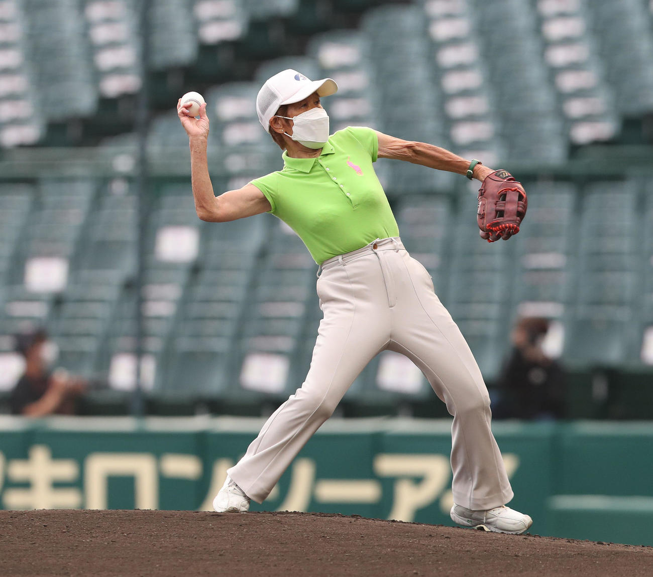 高知中央対神戸弘陵　始球式で投球する元女子野球審判部長の高橋町子さん（撮影・白石智彦）