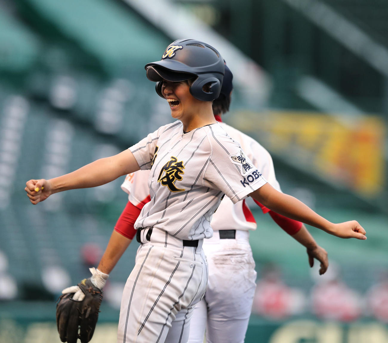高知中央対神戸弘陵　2回裏神戸弘陵1死一、三塁、安藤は先制のスクイズを放ちガッツポーズをする（撮影・屋方直哉）