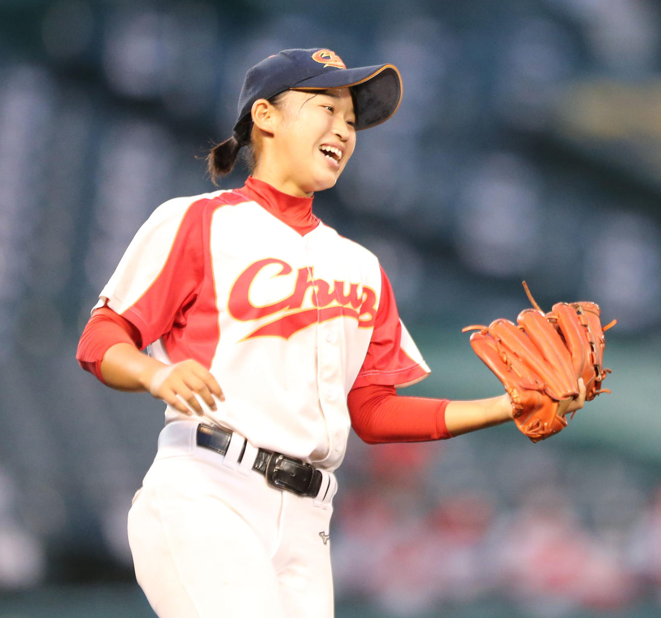 高知中央対神戸弘陵　2番手で登板した松本里乃は好投し笑顔を見せる（撮影・屋方直哉）