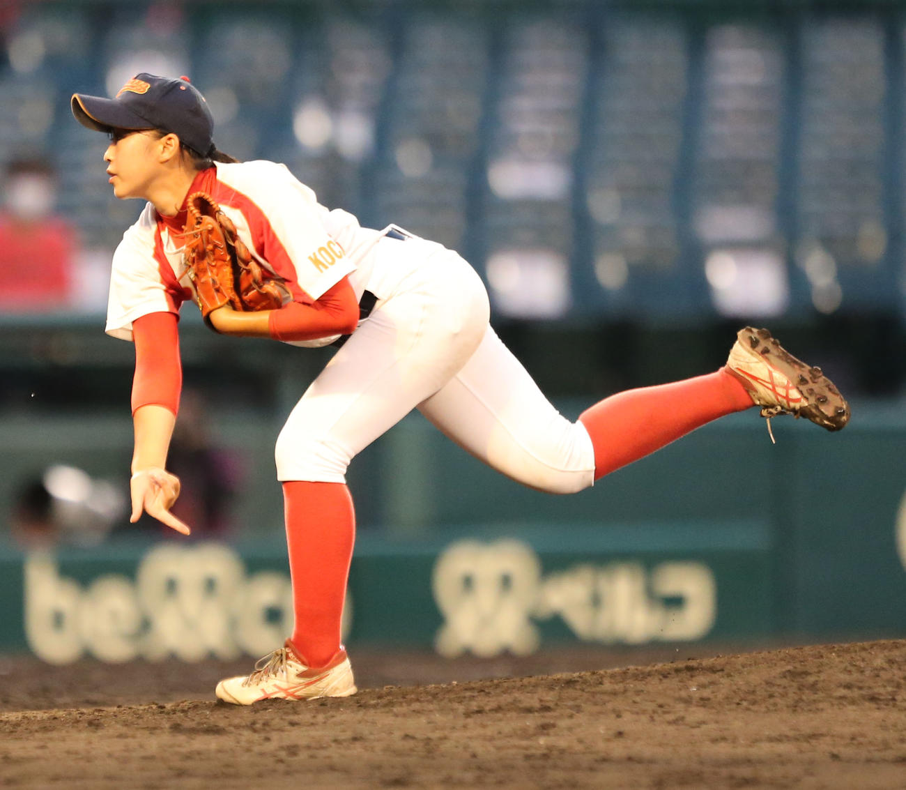 高知中央対神戸弘陵　2番手で登板した松本里乃（撮影・屋方直哉）