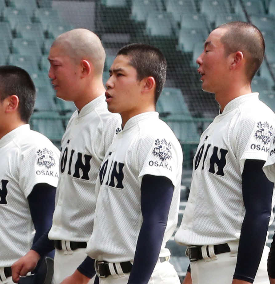 大阪桐蔭対近江　登板のないまま甲子園を去る大阪桐蔭・関戸（中央）（撮影・清水貴仁）