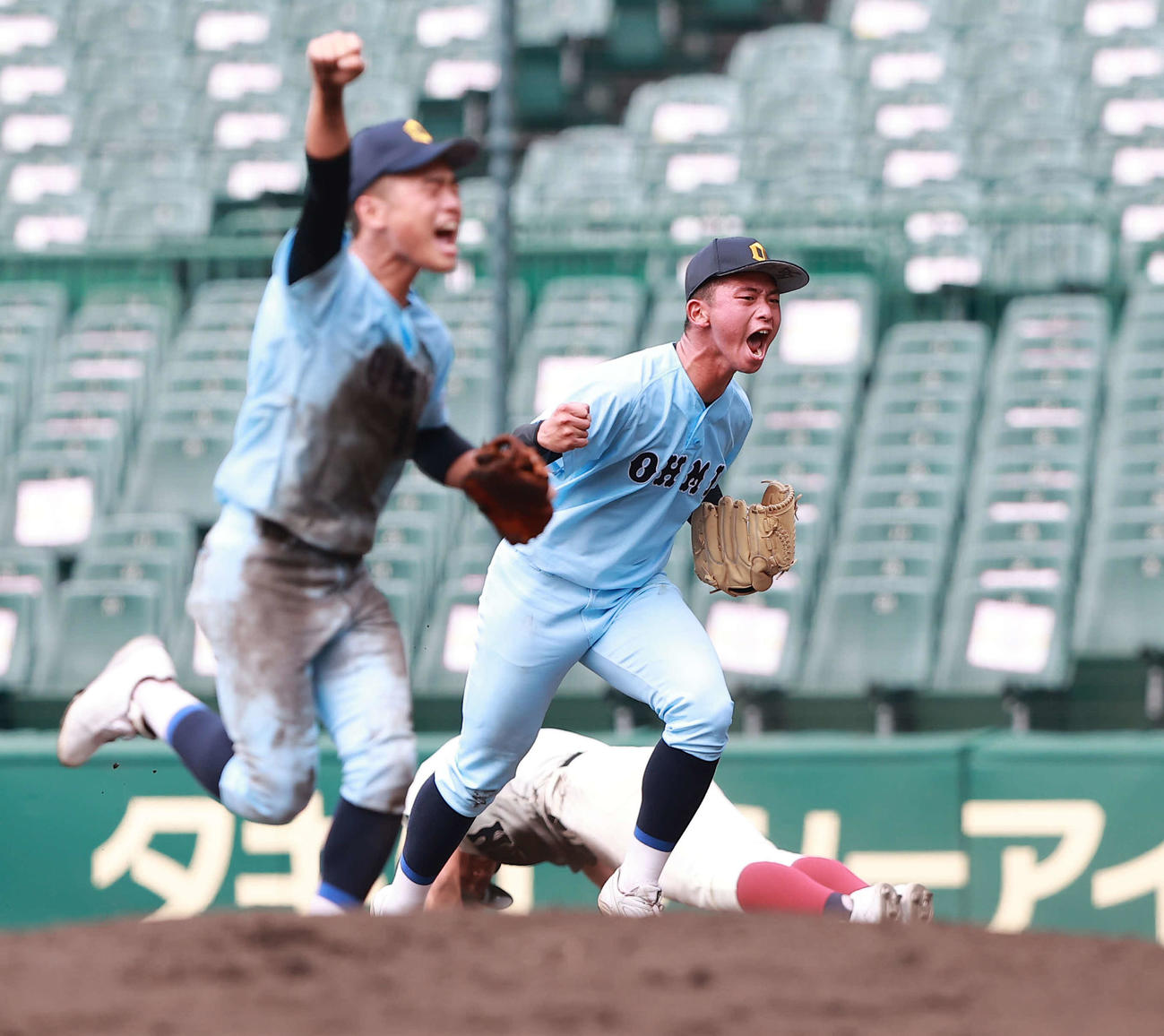 大阪桐蔭対近江　6－4で勝利し喜ぶ岩佐（右）ら近江の選手。後方は最終打者となった大阪桐蔭・山下（撮影・野上伸悟）