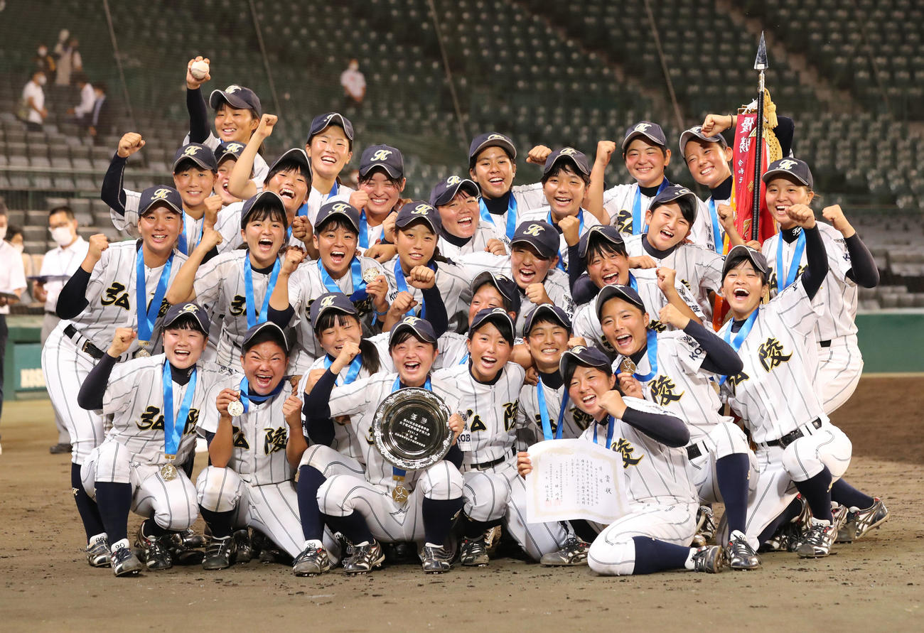 高知中央対神戸弘陵　高知中央に勝利し優勝を決めた神戸弘陵ナイン（撮影・屋方直哉）