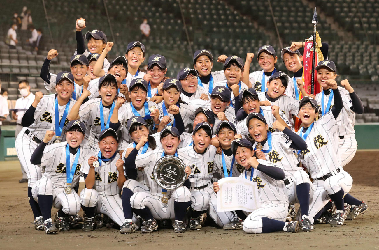 高知中央対神戸弘陵　高知中央に勝利し優勝を決めた神戸弘陵ナインは笑顔で記念撮影（撮影・屋方直哉）